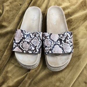 Women’s slides. Size 9